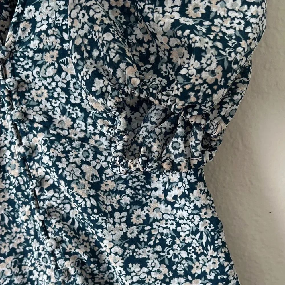 Like New! Abercrombie and Fitch Puff Sleeve Tie back Floral Top in Size XS - Picture 3 of 14